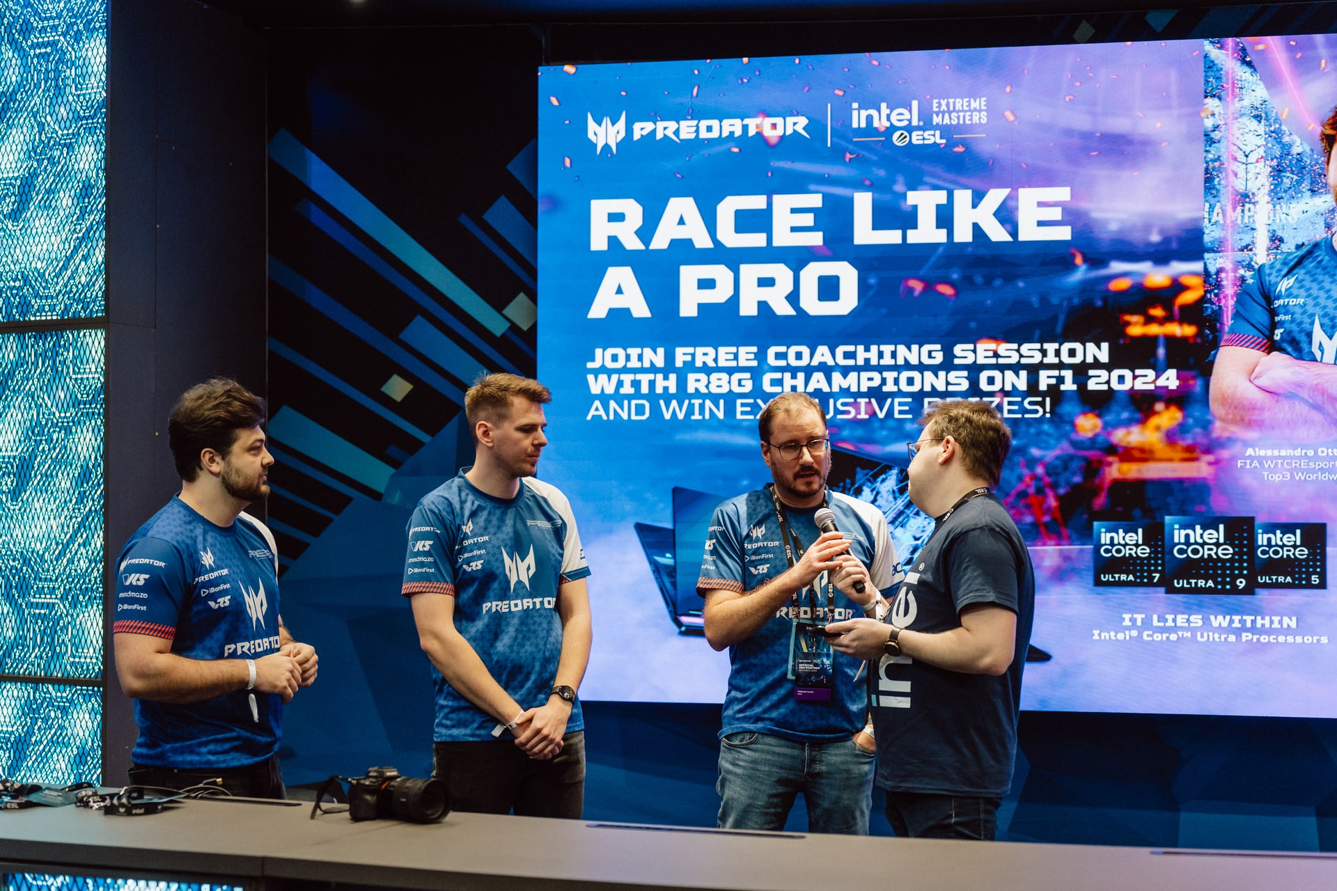 Mistrzowie R8G na sesji coachingowej Race Like a Pro na stoisku Predator, IEM Katowice 2025