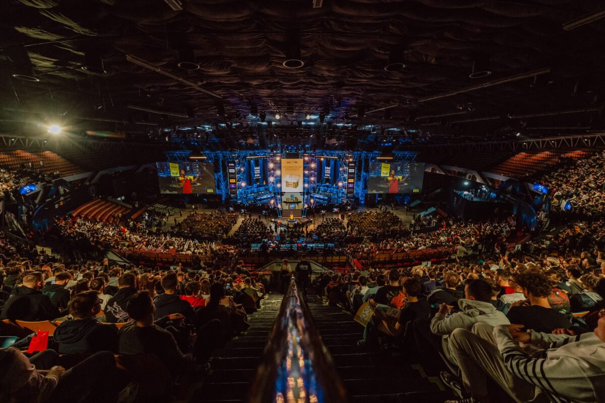 Pełna arena Spodka i scena finałowa IEM Katowice 2025