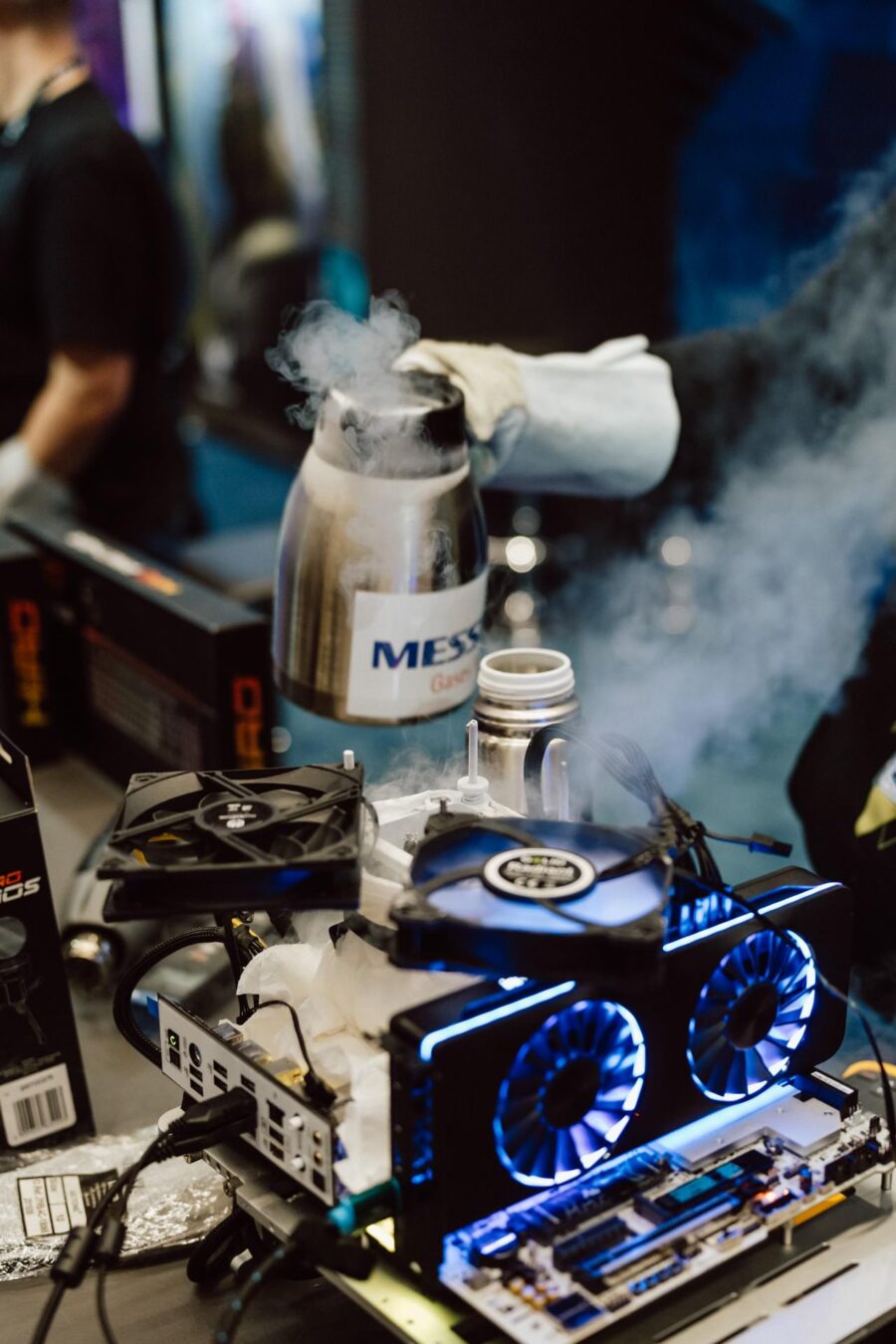 Pokaz ekstremalnego podkręcania z ciekłym azotem na stoisku Intel, IEM Katowice 2025