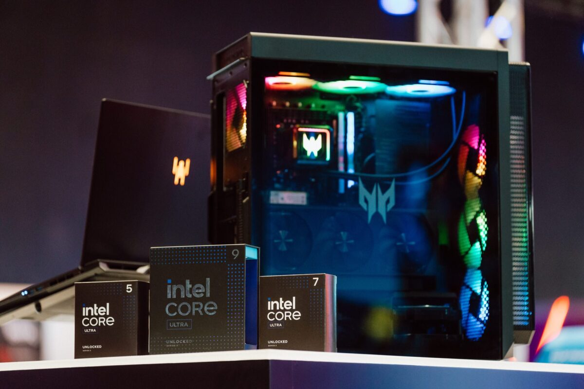 Komputer Acer Predator i pudełka procesorów Intel Core Ultra na stoisku podczas IEM Katowice 2025