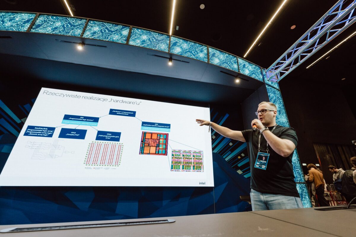 Prelegent prezentuje slajd o sprzęcie na scenie Intel, IEM Katowice 2025