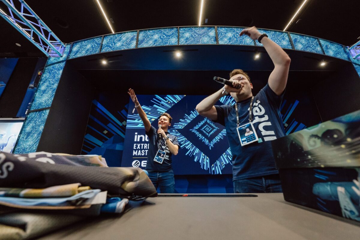 Prowadzący z mikrofonem rozgrzewa publiczność na scenie Intel, IEM Katowice 2025
