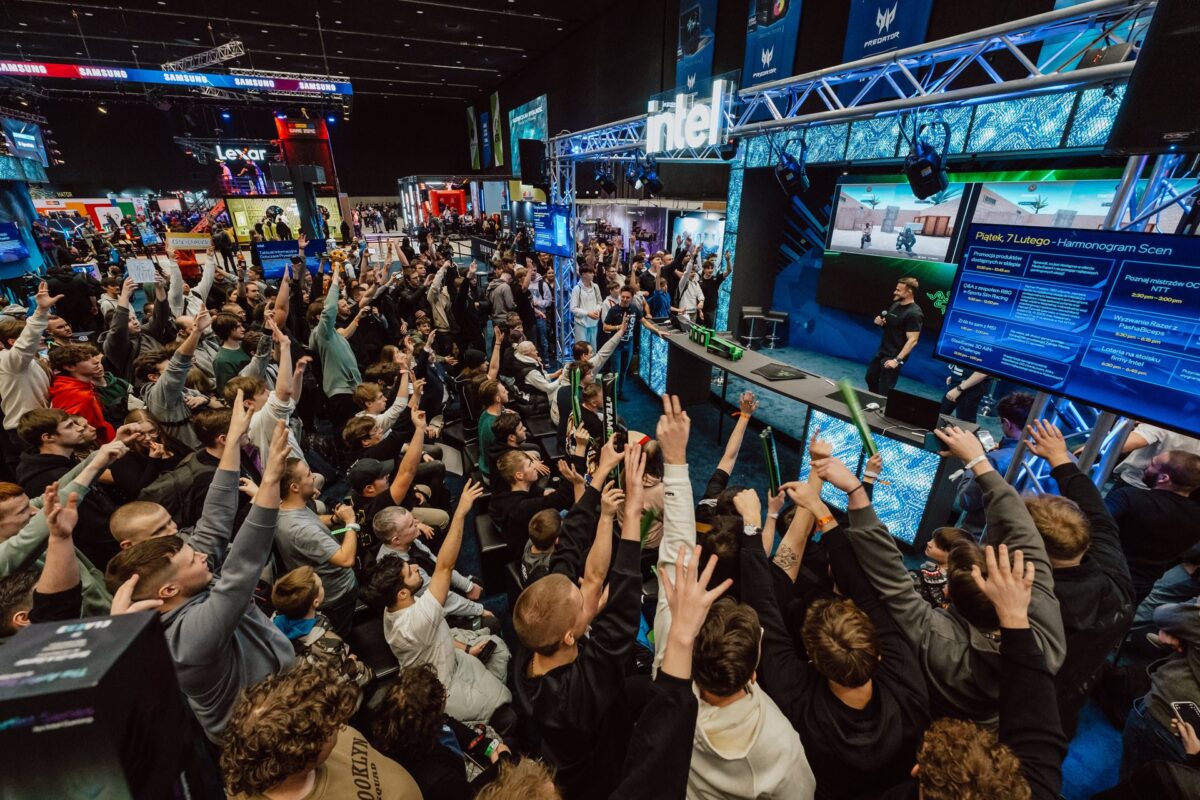 Publiczność z uniesionymi rękami przed sceną Intel na IEM Katowice 2025