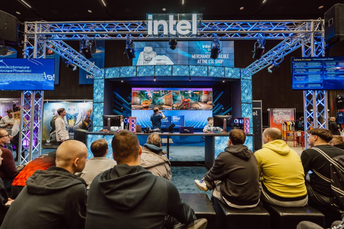 Publiczność przed sceną stoiska Intel na IEM Katowice 2025