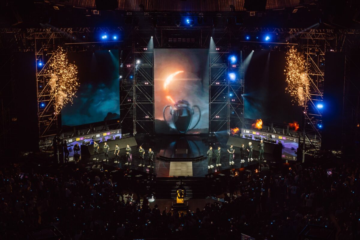 Puchar na ekranie i fajerwerki na scenie przed finałem IEM Katowice 2025