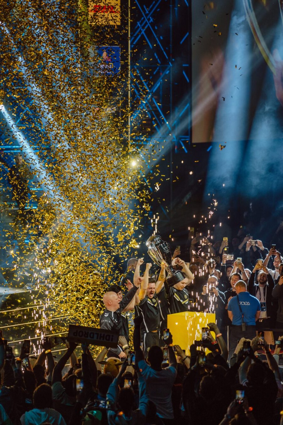 Team Vitality unosi puchar w deszczu złotego konfetti, IEM Katowice 2025