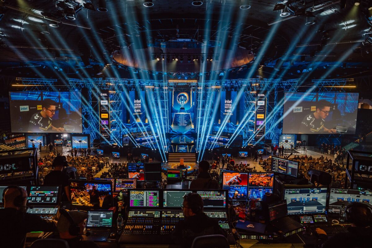 Stanowisko realizacji transmisji na tle sceny finałów IEM Katowice 2025