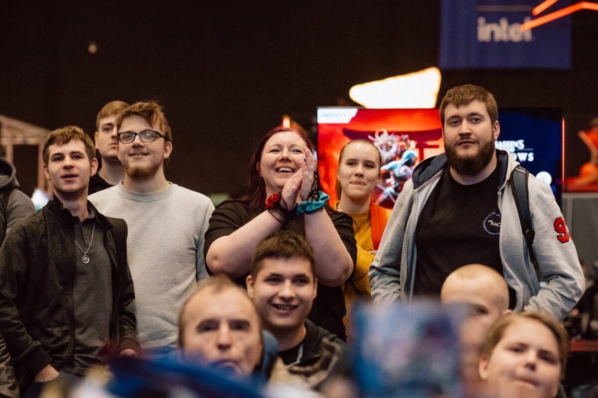 Rozbawiona publiczność przy stoisku Intel na IEM Katowice 2025
