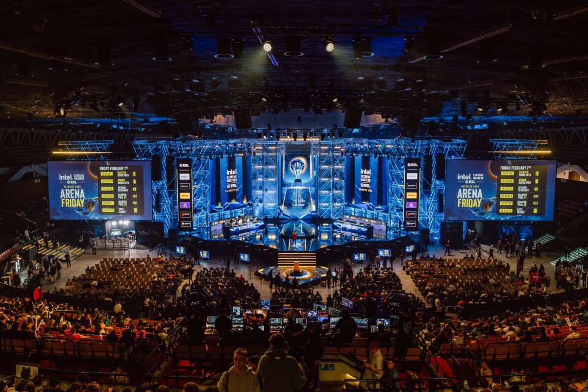 Scena areny Spodka z ekranami Arena Friday podczas IEM Katowice 2025