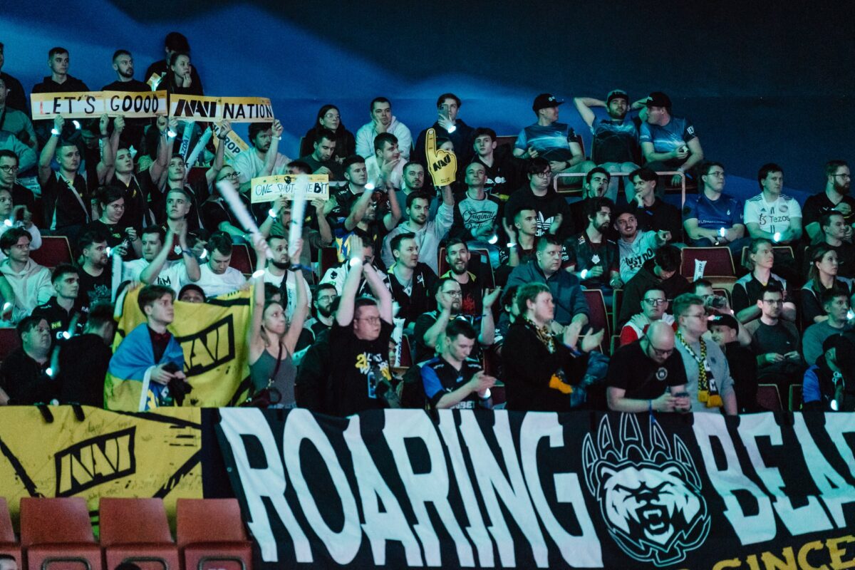 Sektor kibiców NAVI z banerem Roaring Bear, IEM Katowice 2025