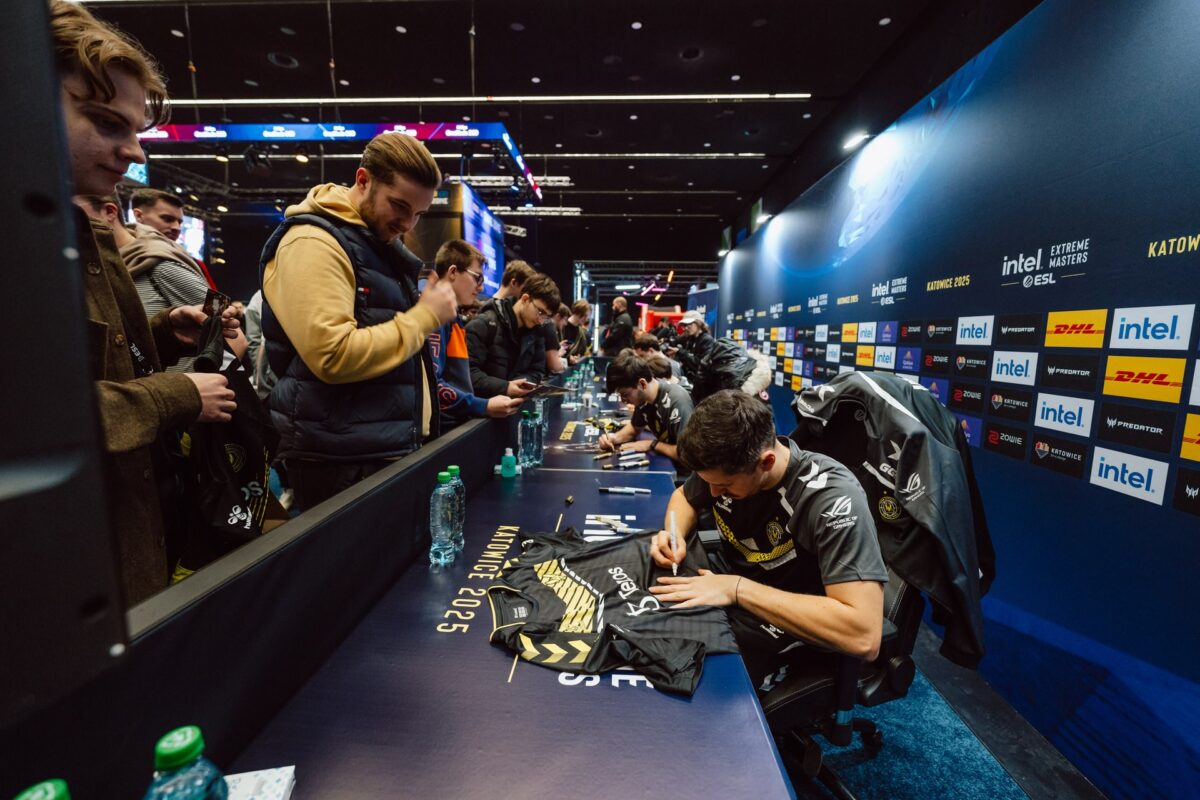 Sesja autografów zawodników przy ściance sponsorów IEM Katowice 2025