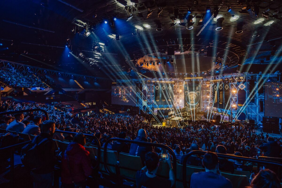 Snopy świateł nad pełną areną Spodka podczas IEM Katowice 2025