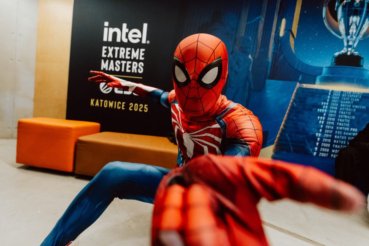 Cosplayer Spider-Mana pozuje przed ścianką IEM Katowice 2025