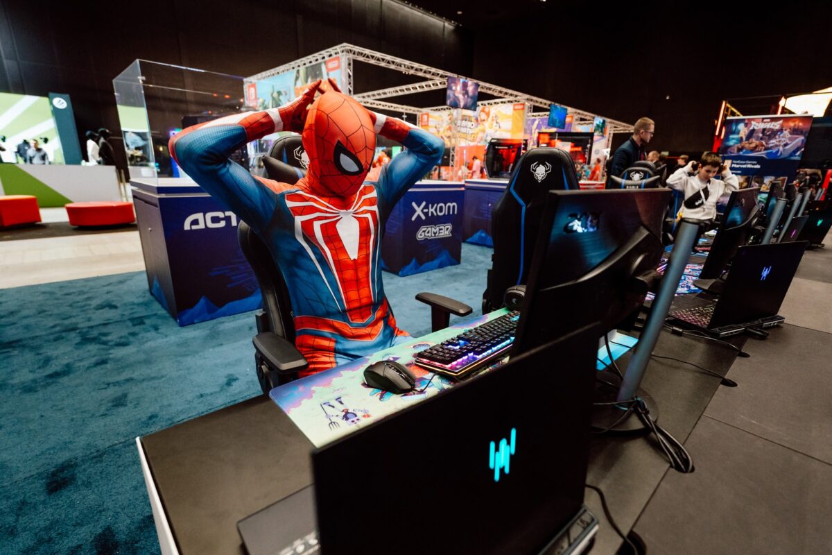 Cosplayer Spider-Mana przy stanowisku gamingowym w hali targowej IEM Katowice 2025