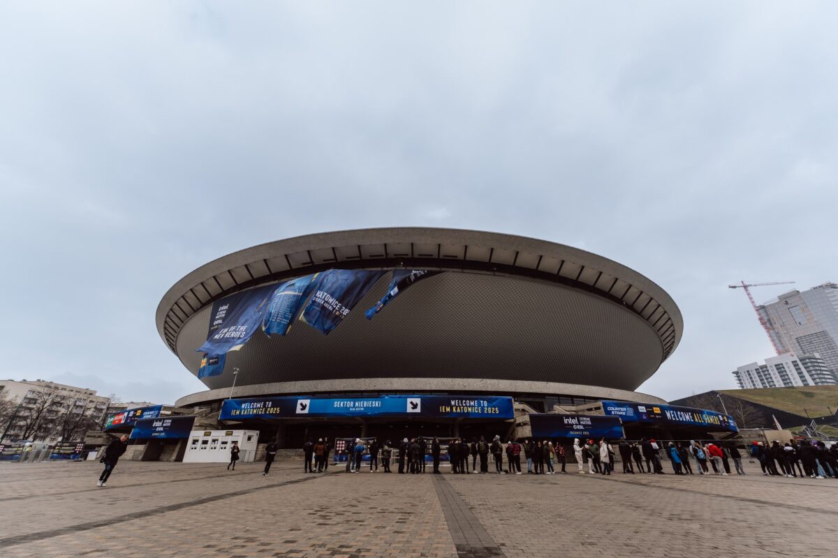 Spodek w Katowicach z banerami IEM Katowice 2025 i kolejką kibiców przed wejściem