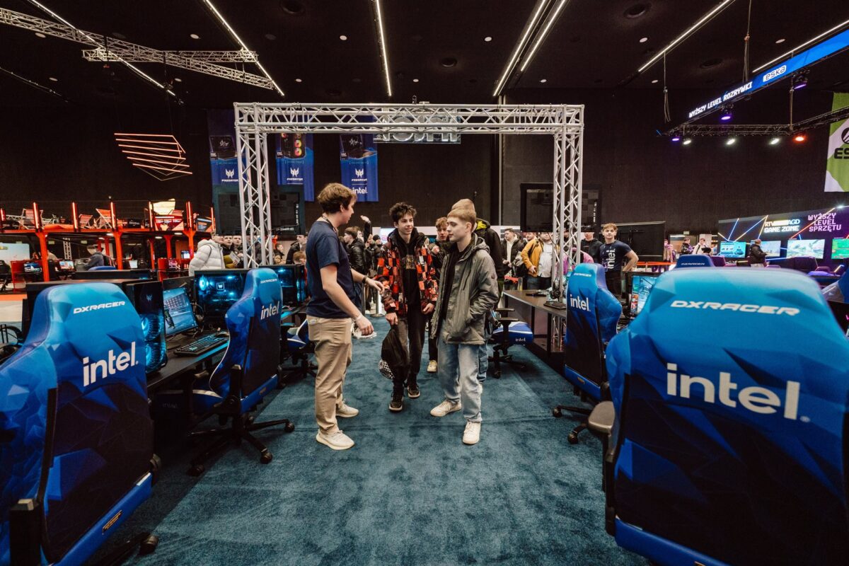 Strefa gamingowa Intel z fotelami DXRacer na IEM Katowice 2025