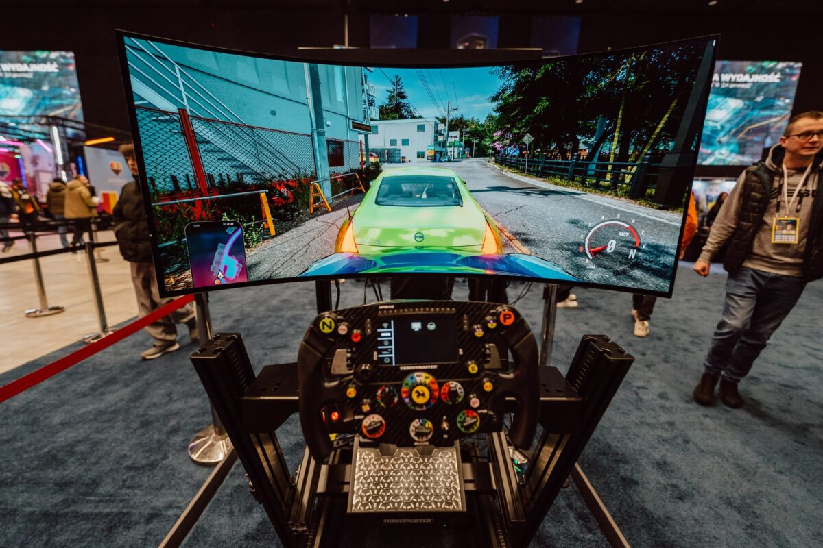 Symulator wyścigowy z zakrzywionym ekranem na stoisku podczas IEM Katowice 2025