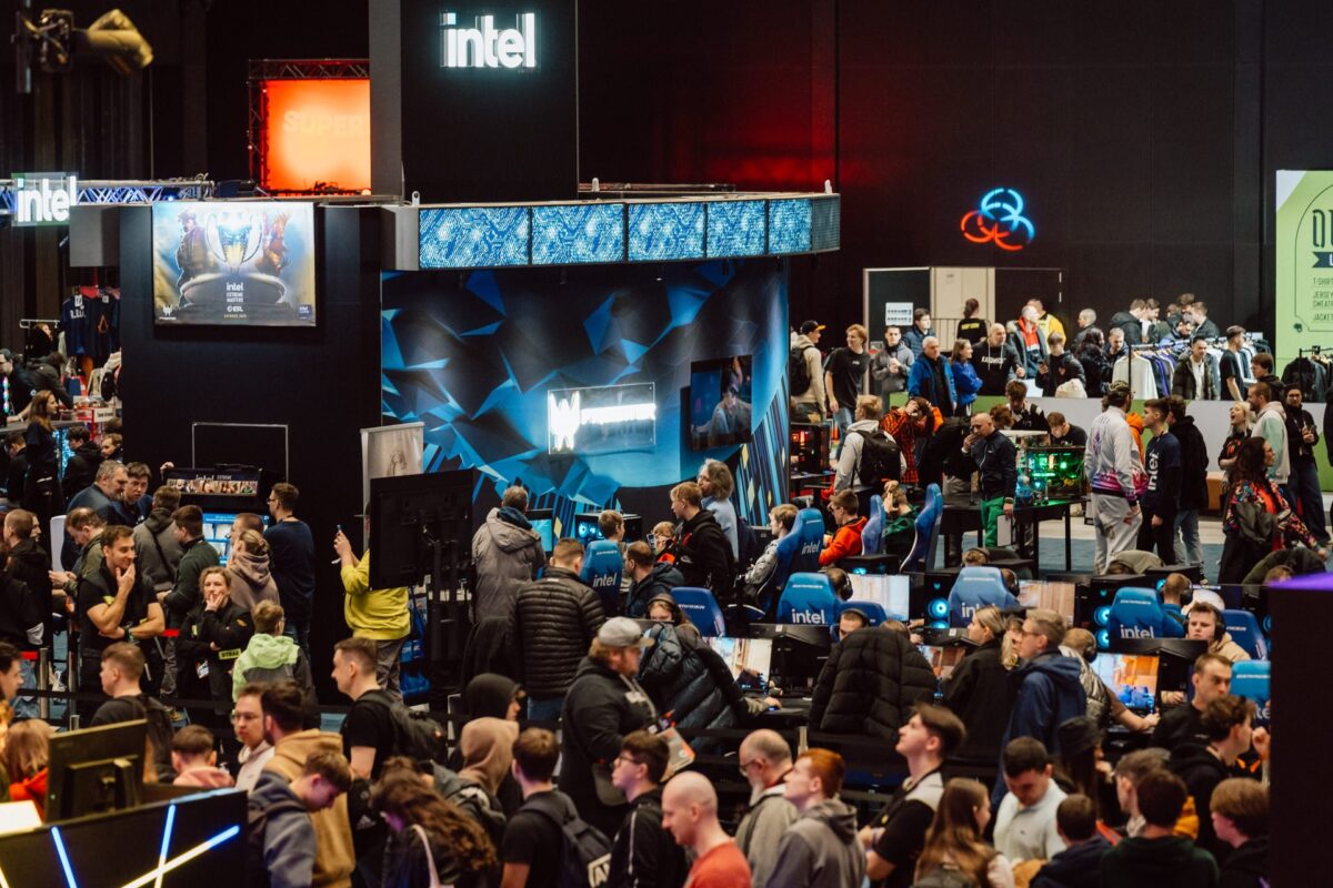 Tłum zwiedzających przy stoiskach Predator i Intel w hali Expo IEM Katowice 2025, widok z góry