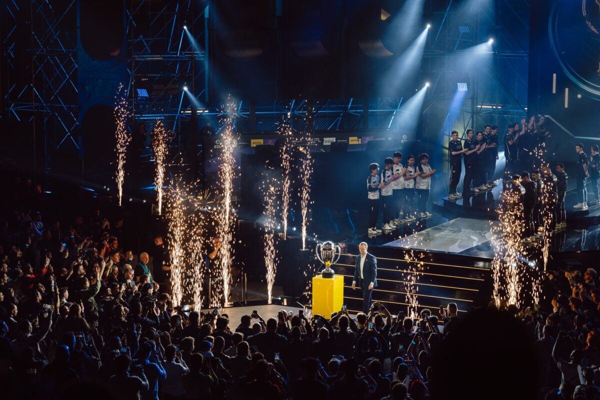 Wejście drużyny na scenę w fontannach pirotechniki obok pucharu IEM Katowice 2025