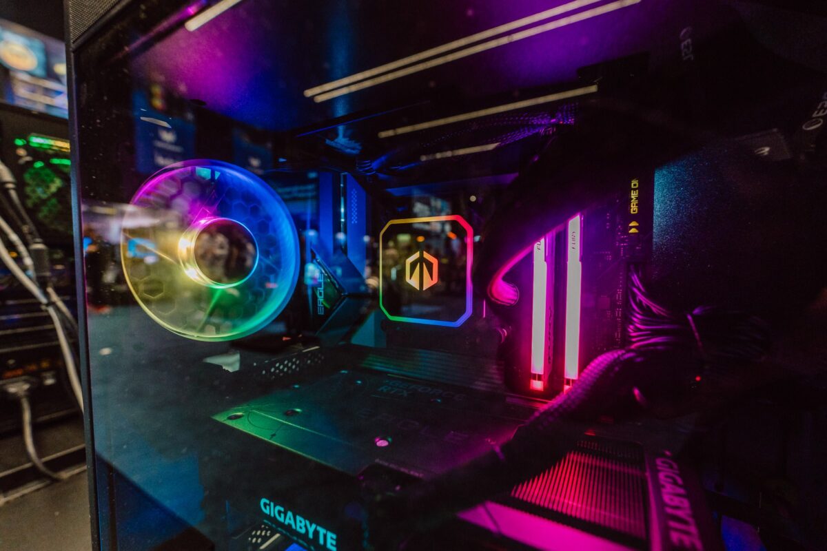 Podświetlane RGB wnętrze komputera gamingowego na stoisku, IEM Katowice 2025